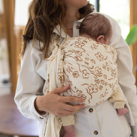 Choisir le meilleur modèle de porte bébé naissance : porter son nouveau né en toute sécurité