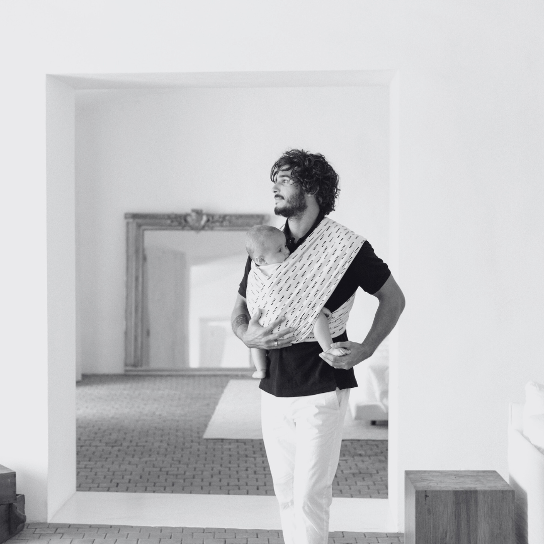 Le portage pour les papas cools : quel porte-bébé physiologique choisir quand on est un papa ?