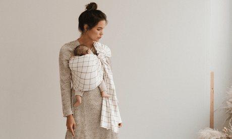 Choisir le meilleur modèle de porte bébé naissance : porter son nouveau né en toute sécurité
