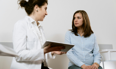 Femme médecin qui parle de la fausse couche à une femme enceinte