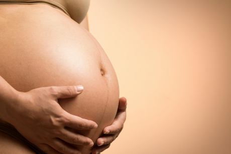 Femme enceinte tenant son ventre